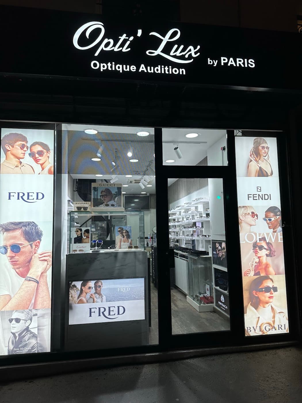 L’enseigne Opti’Lux, Optique Audition, by Paris, au 153 rue Saint-Maur